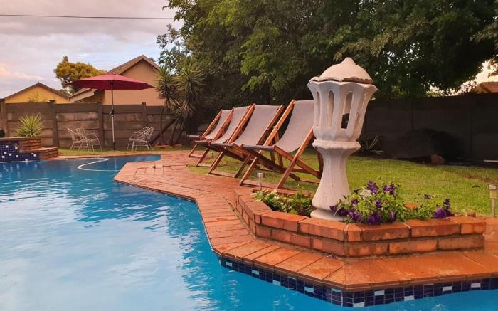 4-Bedroom Guest House with Pool Fireplace & Lappa