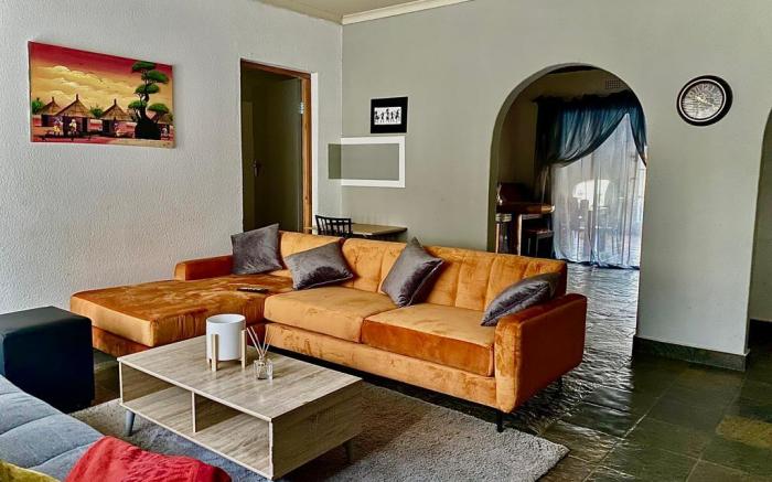4-Bedroom Guest House with Pool Fireplace & Lappa
