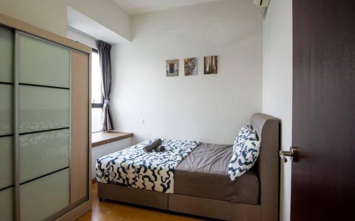 Chic 3BR in Danga Bay with Water Views & Parking