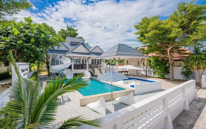 About a beach Pool Villa บ้านพักติดทะเล