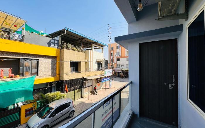 Home Escape 2BHK Apartment Near Bombay Hospital