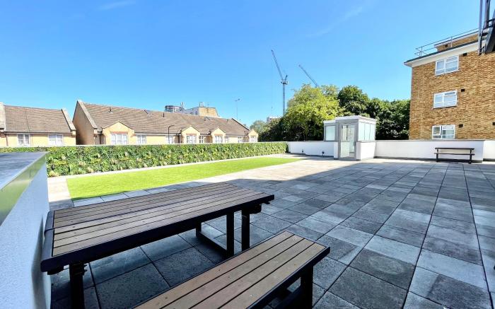 Hoxton 3-Bed Flat w/ Balcony | Old St, Shoreditch 