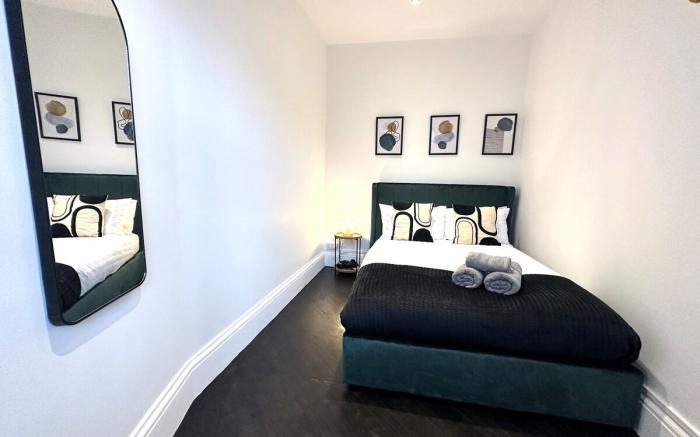 Modern Flat Steps Away from Bustling Hoxton Square
