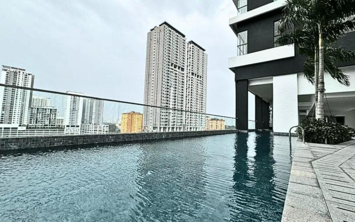 DeLuma@UrbanSuites 6pax