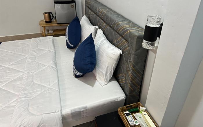 Floozys Hotel, Bar and Grill