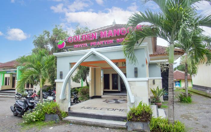 Capital O 93391 Golden Manggis Hotel Near SMKN 1 Lingsar