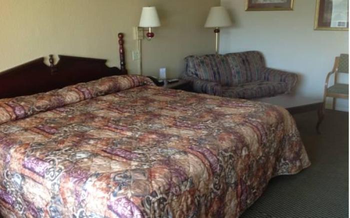 Holiday Lodge & Suites
