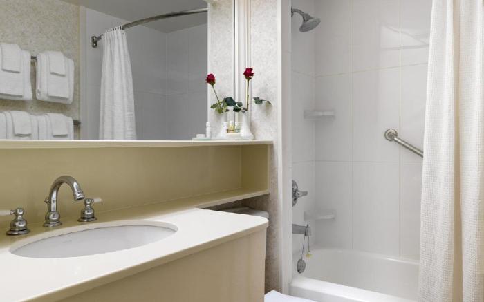 Royal Scot Hotel & Suites