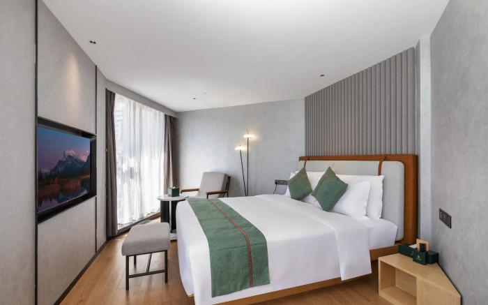Qingyu Garden Hotel (Haiya Binfeng Cheng Tongle South Metro Station)