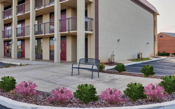 Red Roof PLUS+ Huntsville - Madison