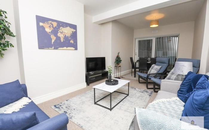 Modern 4-Bedroom 2-Bathroom with Off Road Parking