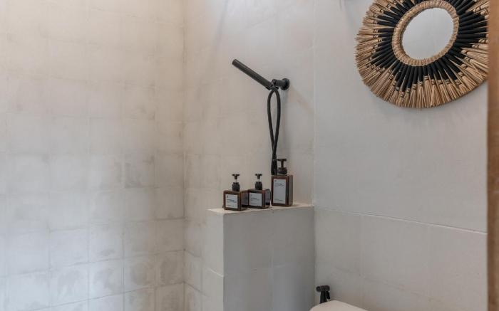 Cozy, smart, renovated flat above Ubud's roofs