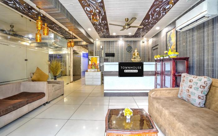 Super Townhouse Sector 47 Near Medanta