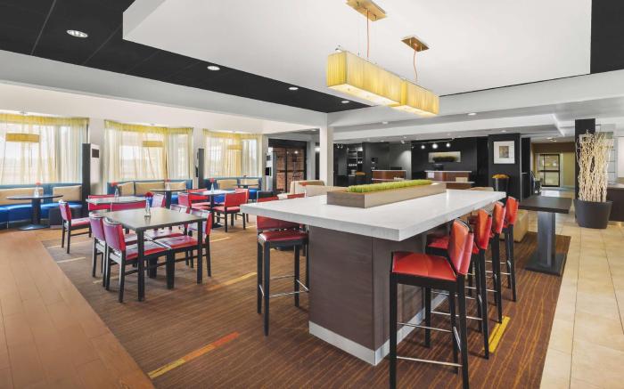 Super 8 by Wyndham Dallas Love Field Airport