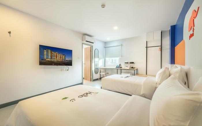 PLAAI Plus Hotel, Bowin