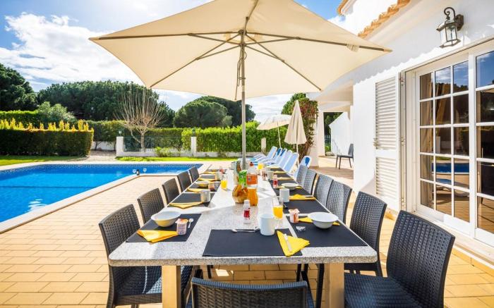 VILA PRIVADA DE 7 QUARTOS,PISCINA AQUECIDA,A/C