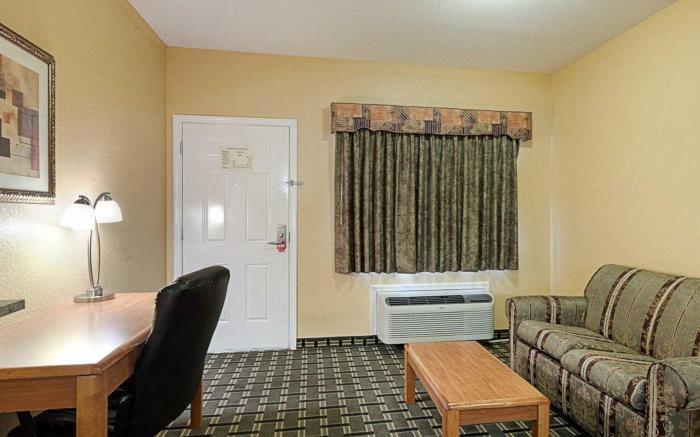 Econo Lodge Inn & Suites