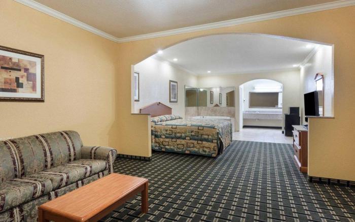 Econo Lodge Inn & Suites