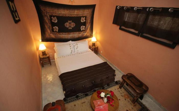 Riad white flowers