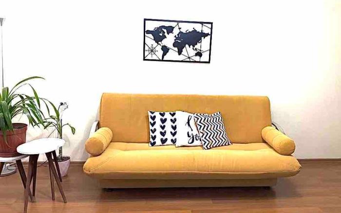 Spacious Flat-NO Air Condition BUT Ceiling Fans 