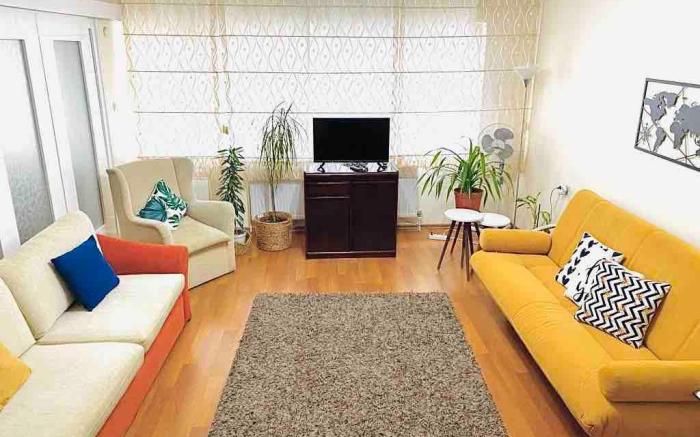 Spacious Flat-NO Air Condition BUT Ceiling Fans 