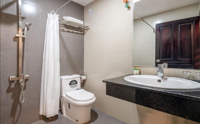 Phuong Dong Hotel & Apartment