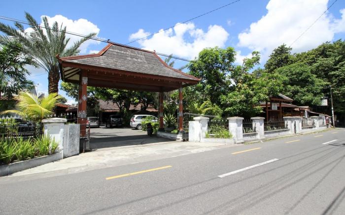 RedDoorz Plus near Alun Alun Selatan 2