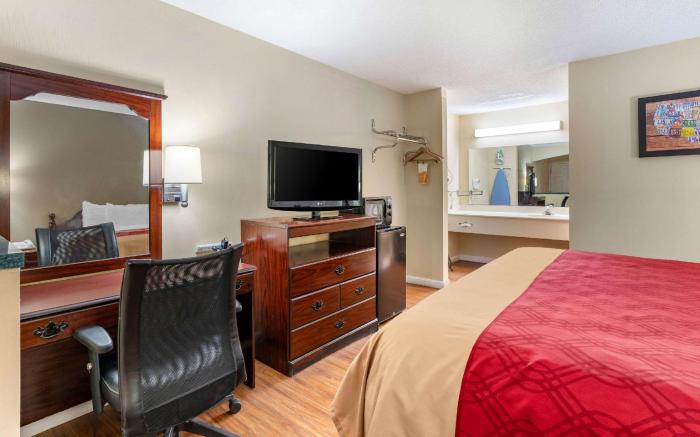 Econo Lodge Inn & Suites Southeast