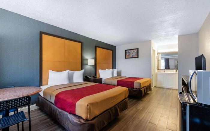 Econo Lodge Airport @ RJ Stadium