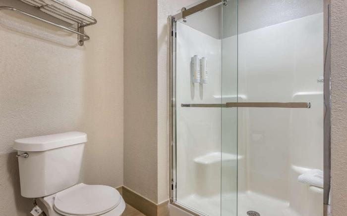 Clarion Pointe Louisville East