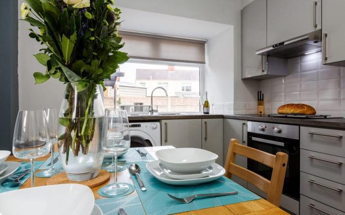 Hillside House | 2 Bedrooms parking WI-FI Hospital