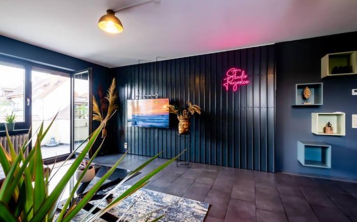 Studio Fayence - EMMA, Netflix, WiFi