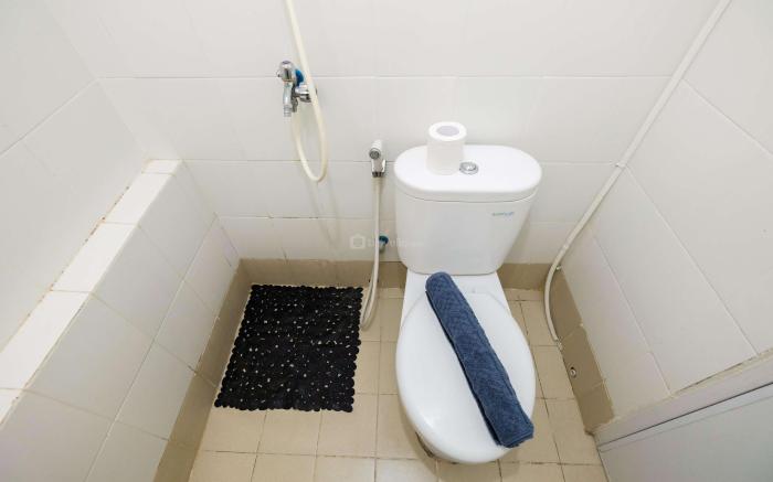 Homely 2 BR Bassura City Apartment By Travelio