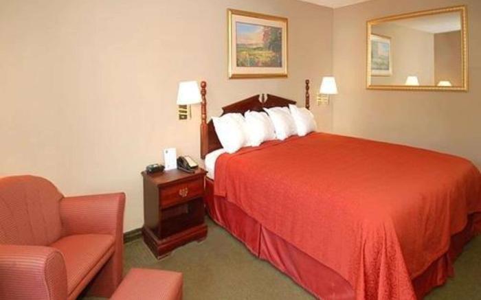 Econo Lodge Inn & Suites