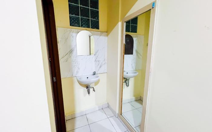 Taisir Residence Near Palmerah Mitra RedDoorz
