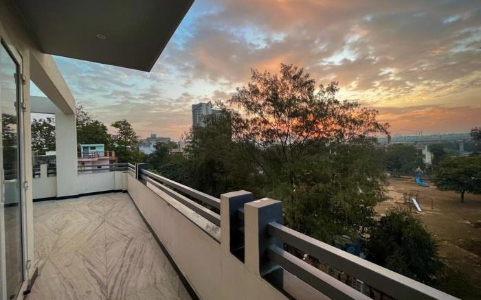 Metro Connected, Couple Friendly, Single Room