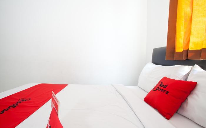 RedDoorz Plus near Galaxy Mall