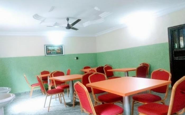 Sycamore Royals Hotel Jahi