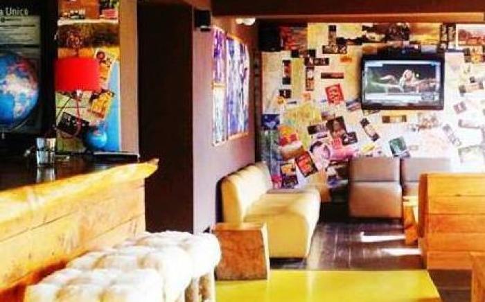 Moving Hostel Travel Bar