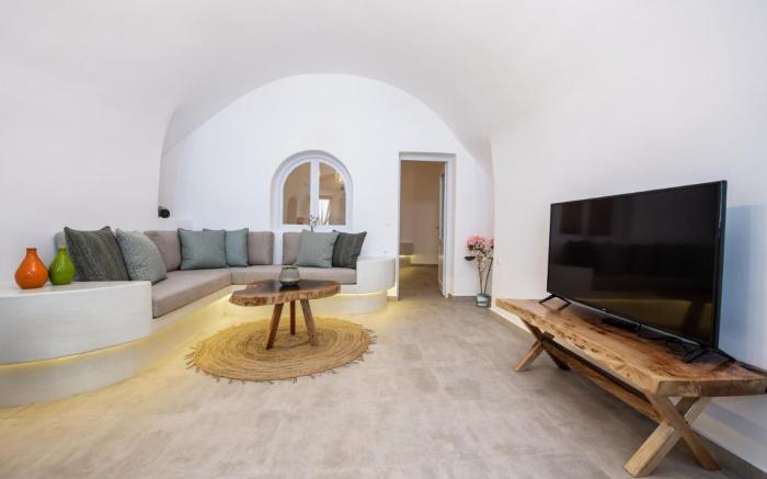 Luxury Cave Suite | Jetted Tub | Sea & Sunset View