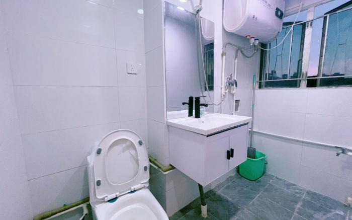 The output for 特色青旅六人间床位 is: Six-Bed Dormitory in Featured Youth Hostel