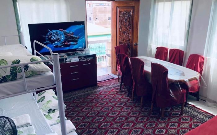THE MANSION - BACKPACKERS Near AIRPORT