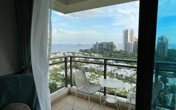 Elegant Seaside Apartment with Amenities