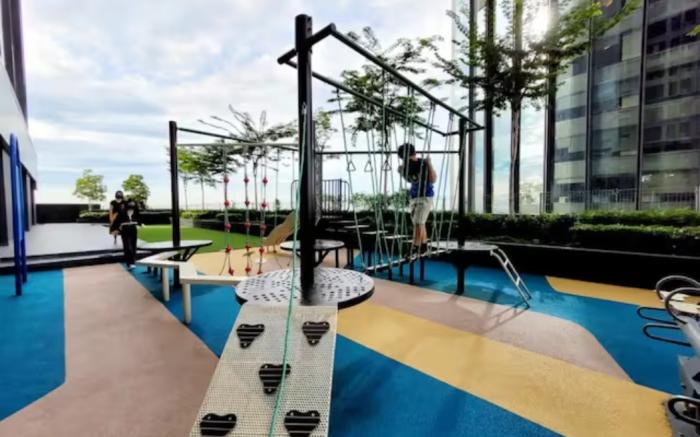 Sky pool 4 star hotel grade stay in i-City 21N