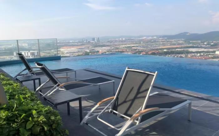 Sky pool 4 star hotel grade stay in i-City 21N