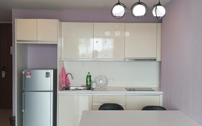 Spacious Unit with Free Carpark