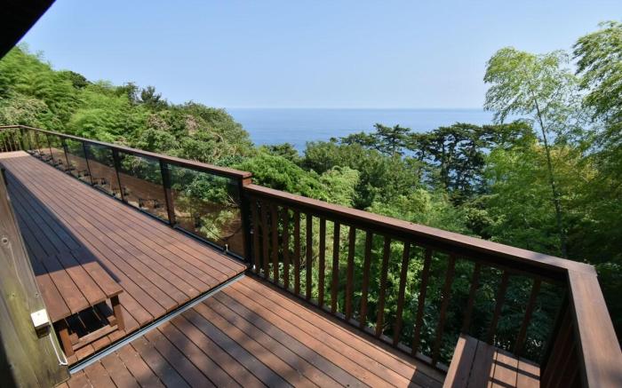 A villa overlooking the Izu sea and a starry sky.