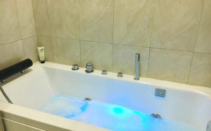 Lovely 1 Bed /Studio w Hot Tub/Pool/Gym/Parking