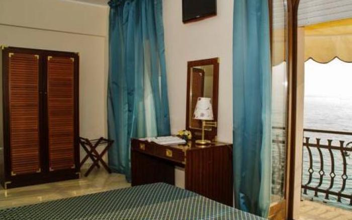 La Vista Postcard Hotel