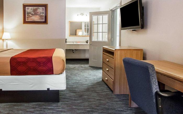 Econo Lodge Inn & Suites